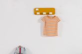 Perchero infantil con trenecitos blancos